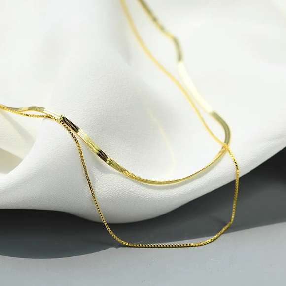 One-Piece Gold Necklace - Picture 5 of 12